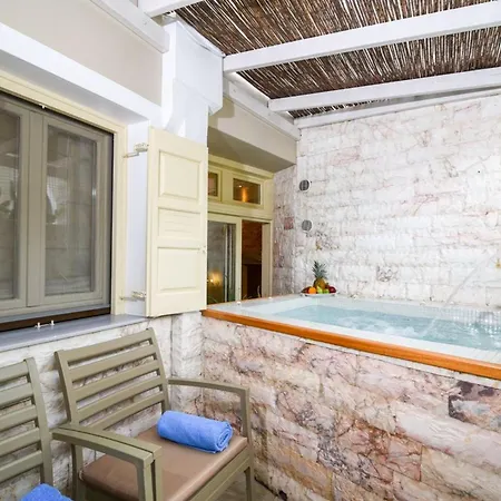 Spacious Santorini 2 Bedrooms Filos Private Jacuzzi Close To Amenities Βίλα Φηρά