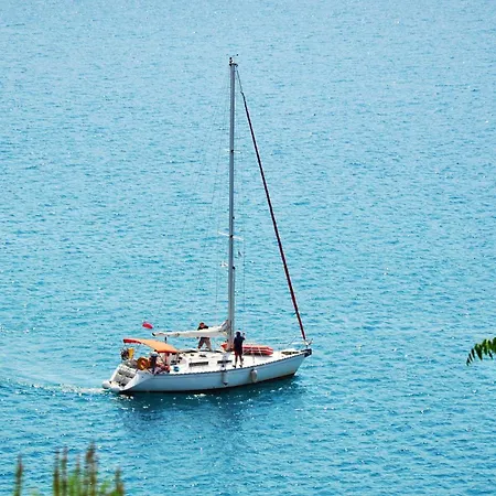 Spacious Santorini 2 Bedrooms Filos Private Jacuzzi Close To Amenities Βίλα Φηρά